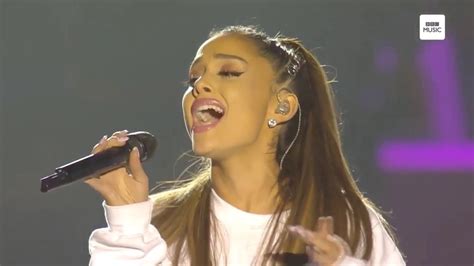 Ariana Grande singing 'Somewhere Over the Rainbow' One Love Manchester ...