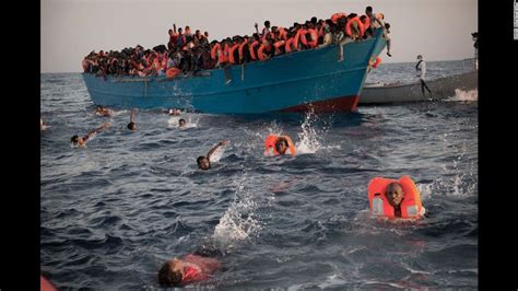 Europe's migration crisis in 25 photos | Boat, Pictures, Photojournalism