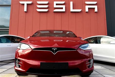 Tesla recalls almost 1,000 cars in the US over 'dangerous reversing ...