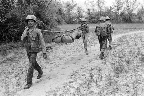 Vietnam War 1972 | South Vietnamese soldiers carry the bodie… | Flickr