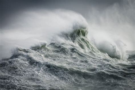 Photographer captures rough waves in all their wildness - RumbleRum