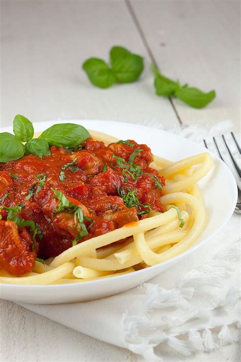 Spicy tomato and chicken thighs pasta - ohmydish.com