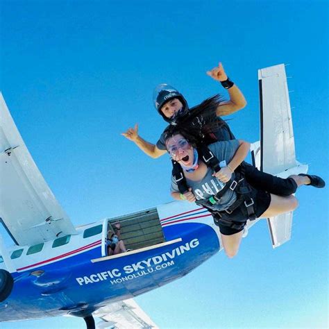 Skydiving in Honolulu: The 2 Best Hawaiian Skydiving Spots