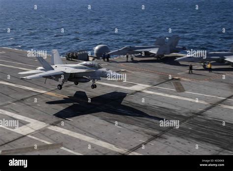 F/A-18E Super Hornet Landing Stock Photo - Alamy