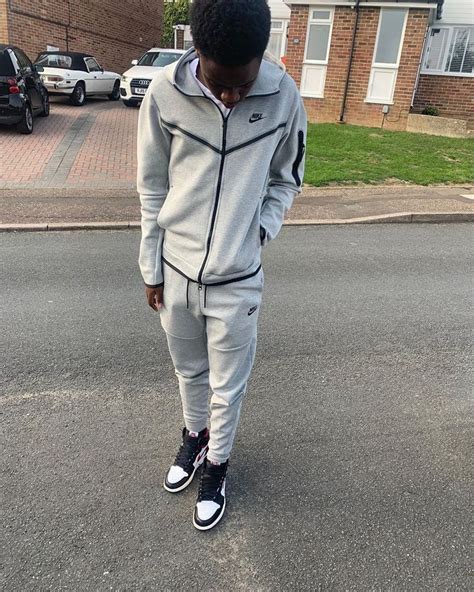 Takunda on Instagram: “🤍🖤” | Nike tech fleece tracksuit, Nike tech ...