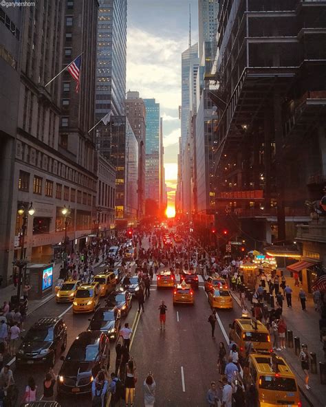 A Manhattanhenge sunset is seen from Pershing Square Bridge on Park ...