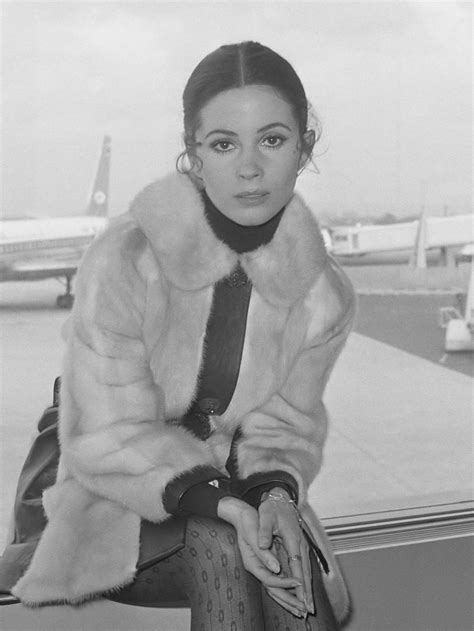 Filmopnamen op Schiphol met Barbara Parkins voor film "Puppet on chain". Description from ...