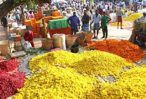 Pichi flower prices rise | தோவாளை பூ மார்க்கெட்டில் பிச்சி, முல்லை விலை ...