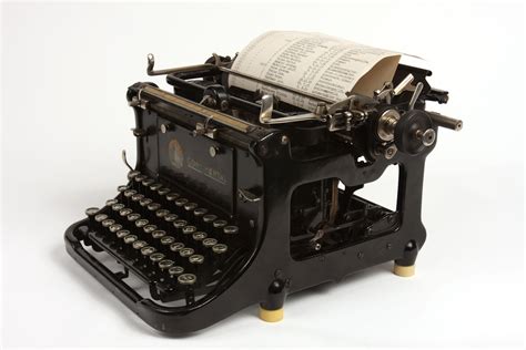 Typewriter 1 : Chutzpah Magazine | Dones y talentos, Maquina de escribir, Tipografía