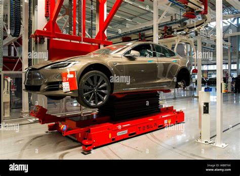 Tesla robot assembly line hi-res stock photography and images - Alamy