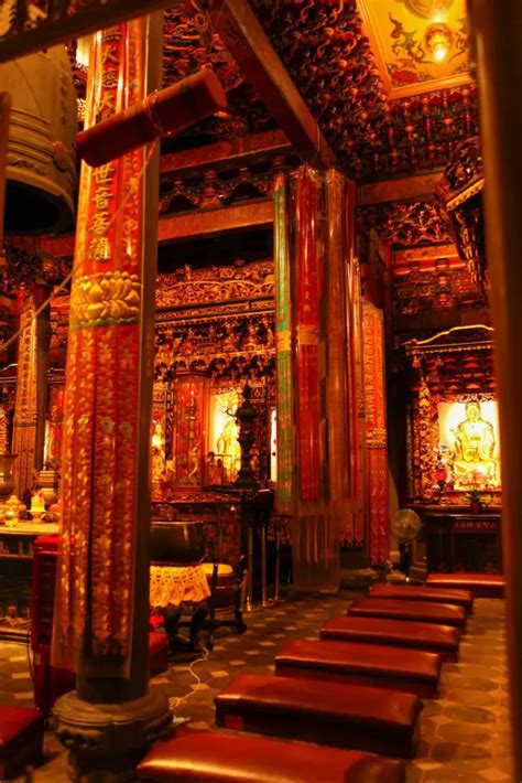 DISCOVER LONGSHAN TEMPLE IN TAIPEI [FULL GUIDE]