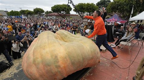 Travis Gienger breaks world record with 2,749-pound gourd, wins 3rd ...