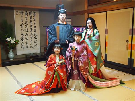 A family dressed in heian era robes at a junihitoe photography experience. Heian Era, Heian ...