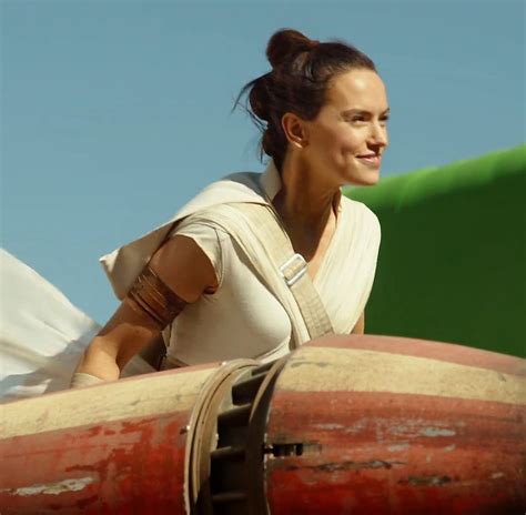 Rey behind the scenes : r/DaisyRidley