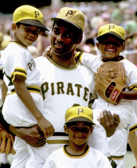 Roberto Clemente poses with his sons Luis Roberto,... - SI Photo Blog