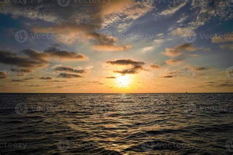 Sunset on the Pacific ocean 13413810 Stock Photo at Vecteezy