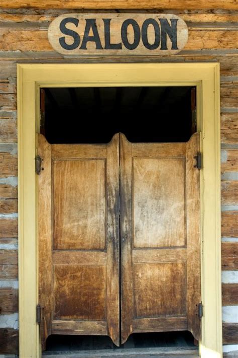 What are Saloon Doors? (with picture)