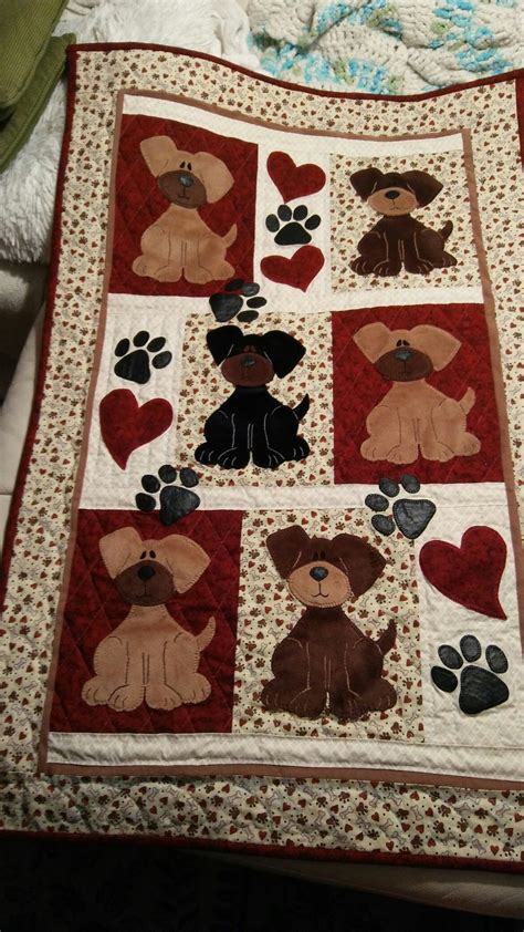 puppies and paw prints baby quilt | Animal quilts, Dog quilts, Quilt ...