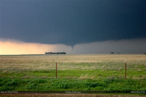 May 10, 2010 – Multi-vortex tornado near Wakita, OK – NNWX.US