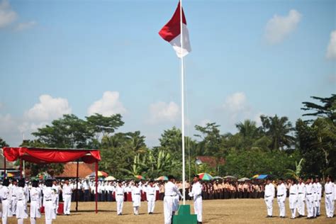 10 Gambar Upacara Kemerdekaan Indonesia di Sekolah – Blog Mamikos