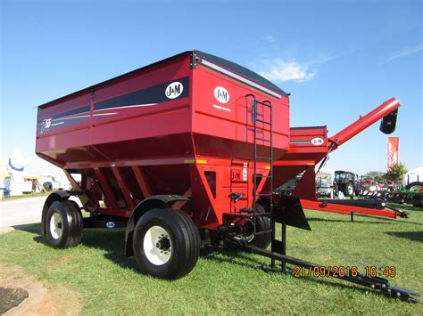 Red J & M 755 grain wagon Farm Equipment, Ih, Carts, Agriculture, Wagon, France, Vehicles ...