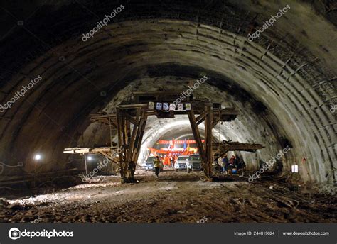 Construction Workers Celebrate Jiaozhou Bay Tunnel Chinas Second Undersea Tunnel – Stock ...