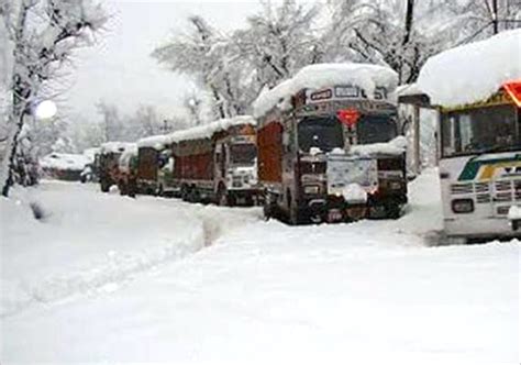 Snowfall at Patnitop-Banihal blocks Jammu-Srinagar Highway - Northlines