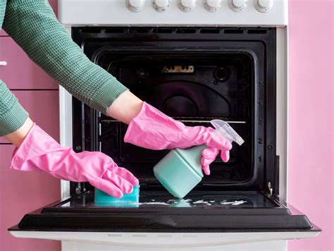 How to Clean an Oven Quickly and Thoroughly