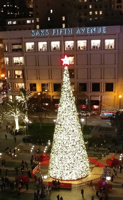 Macy's Christmas Tree at Night | Macys christmas, Christmas tree ...