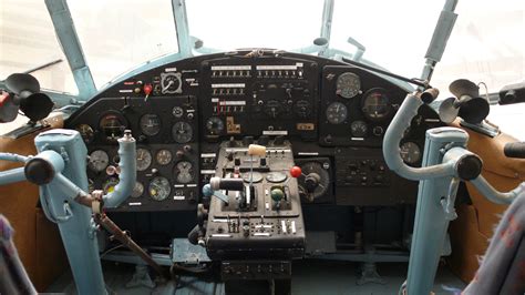 File:Antonov-2 cockpit.jpg - Wikipedia
