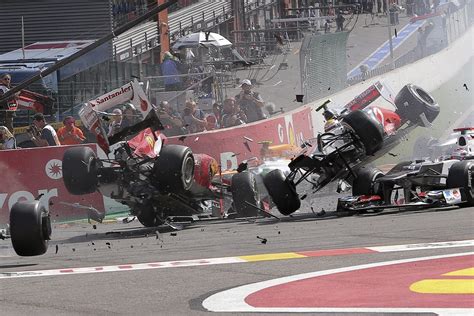 F1, incidente al via Fuori Alonso e Hamilton Il Gp va a Button - IlGiornale.it