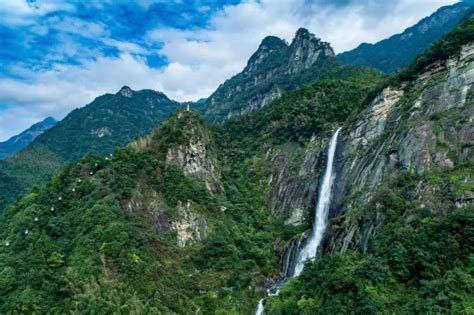 Gazing far at the waterfall in the Lushan Mountain By Li Bai (Tang Dynasty) - CCpoetry