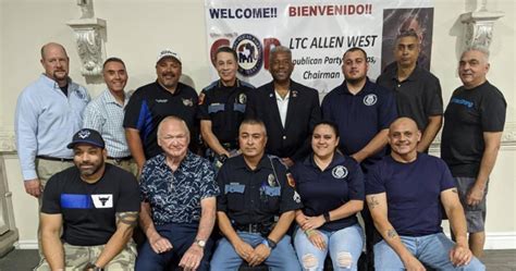 El Paso police chief, state GOP chairman pose in group photo without ...