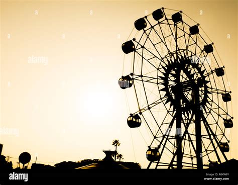 Silhouette Giant Ferris Wheel sunset Sky Stock Photo - Alamy