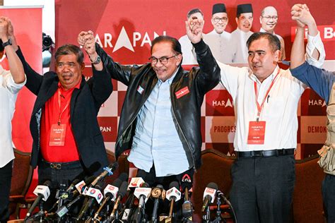 Rival blocs claim majority in Malaysian election stalemate