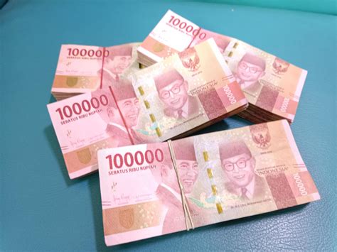 Bogor, Indonesia, 2023 - pile of 100 thousand rupiah denominations 21632939 Stock Photo at Vecteezy