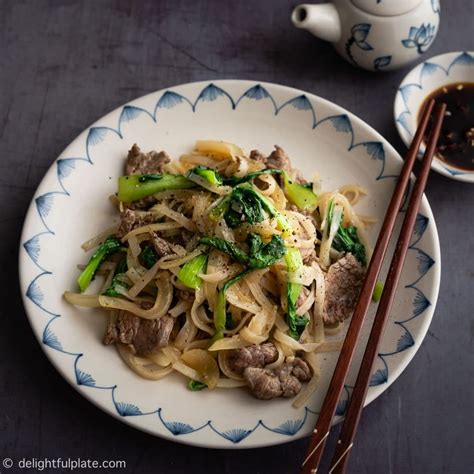 Vietnamese Rice Noodles with Beef Stir-fry (Phở Xào Thịt Bò ...