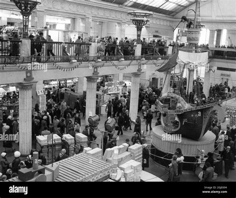 People shopping at GUM department store i Moscow, Soviet Union (Russia ...