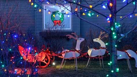 Yes, there’s a way to properly put up Christmas lights, and you’re not doing it – SheKnows