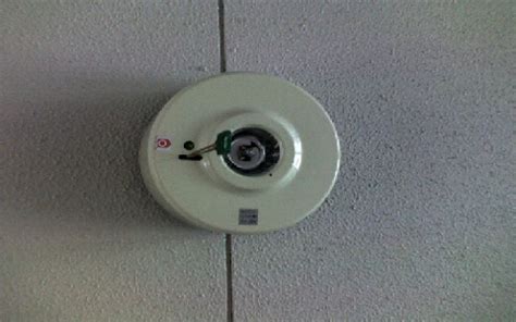 Emergency Light : Circuit Diagram, Working and Its Applications