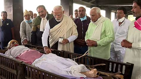 Looking on: PM Modi, his brothers perform last rites of their mother ...