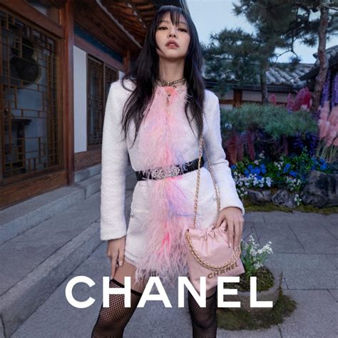 Jennie Flaunts Chanel 22 Bag with Fashionable Looks