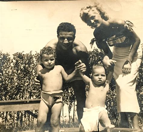 LAMOTTA, JAKE & FAMILY LARGE FORMAT PHOTO (LATE 1940'S) – JO Sports Inc.