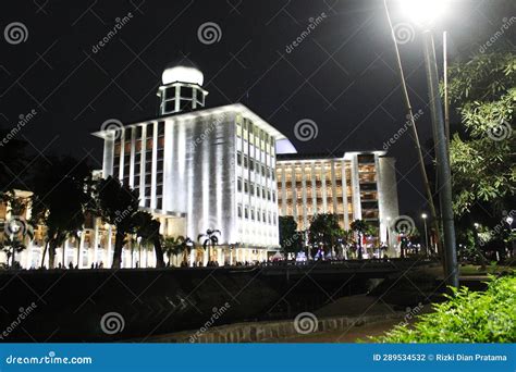 Istiqlal mosque at night editorial photography. Image of design - 289534532