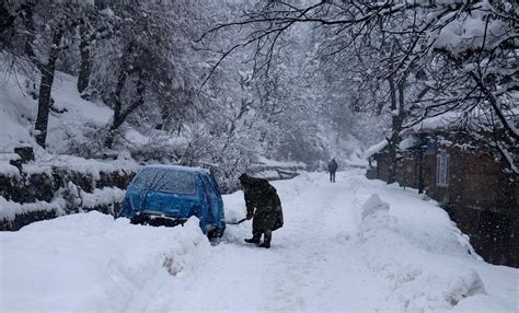 Heavy snowfall cuts off Kashmir: Flights grounded, highway closed ...