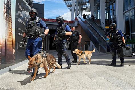 London Bridge commuters are flanked by armed police | Daily Mail Online