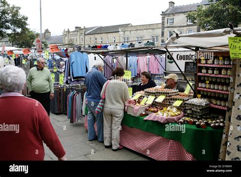 Market stalls at Skipton Market , Yorkshire , UK Stock Photo - Alamy