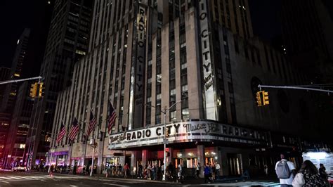 New York City blackout sends Broadway performances into the streets | Mashable