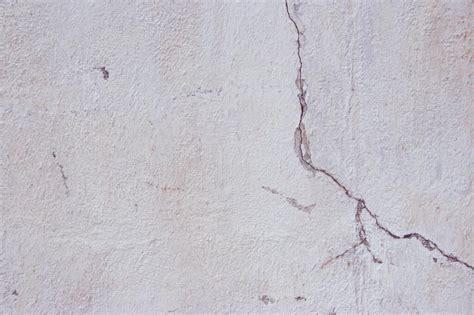 A Guide to Cracks in Walls - Cracks in plaster & When To Worry🔑 ...