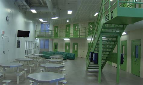 Vast majority of staff at Toronto jail afraid to go to work, report ...